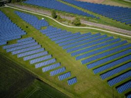 ENERGÍA TERMOSOLAR.. Photo by Andreas Gücklhorn. Unsplash.