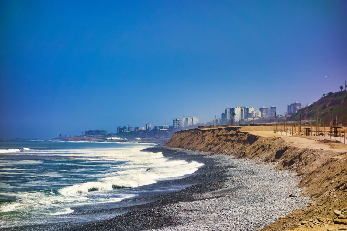 The Pacific Ocean coast on the city of Lima